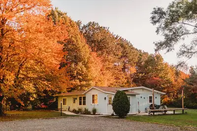 Image de Little Blue Cottage - wooded getaway, near beaches and towns