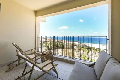 Serene Studio Apt w Balcony Overlooking the Sea