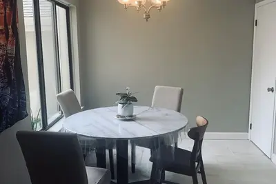 Image de Cozy and quiet spacious condo with summertime pool access!