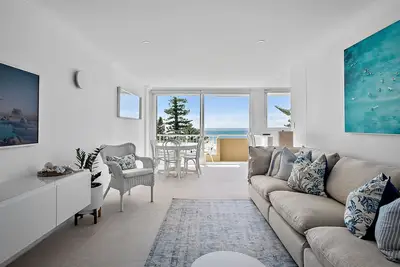 Image de New Beachfront Fully Renovated Stunning Beach Views