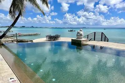 Image de Seven Mile View #4: 2 Bedroom Oceanfront Condo w/ Pool