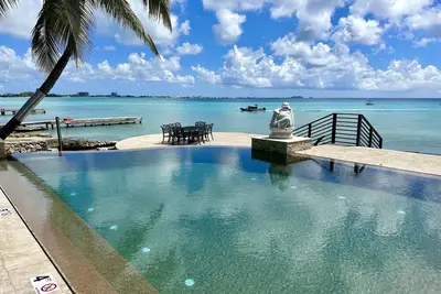 Image de Seven Mile View #1: 2 Bedroom Oceanfront Condo w/ Pool