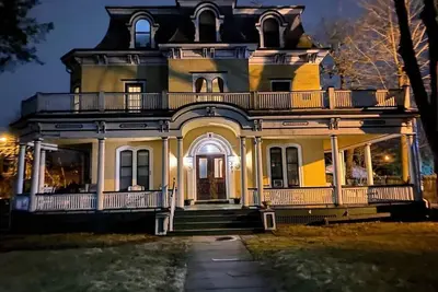 Image de Mini Mansion rental suite, close to public transportation, train / buses