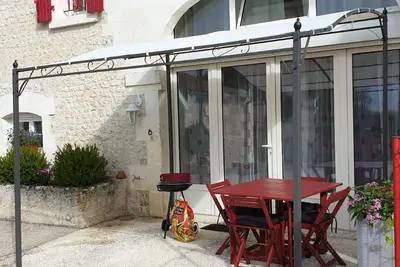 Image de Gîte historique à Bellevigne avec piscine et terrasse privée