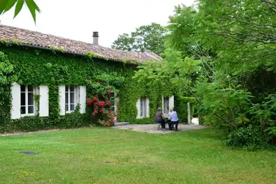 Image de Gîte spacieux avec jardin, piscine, cheminée, et équipements bébé au cœur des vignes du Cognac