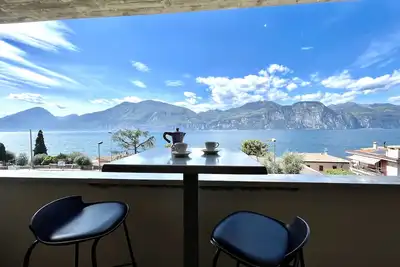 Panoramic House With Lake View