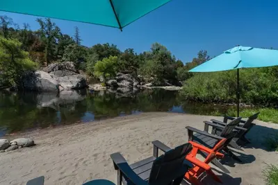 Image de Riverfront Guesthouse with Tranquil Swimming Hole