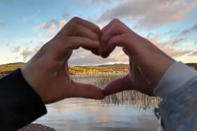 Image de Blue house by the lake