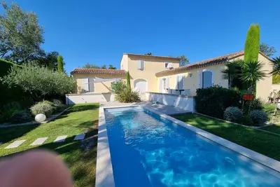 Image de Villa de caractère  avec piscine à 15 minutes d'Avignon
