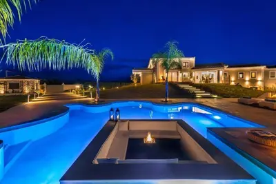 Image de Luxueuse villa Shangri-la avec piscine, terrasse, jardin et Wi-Fi.