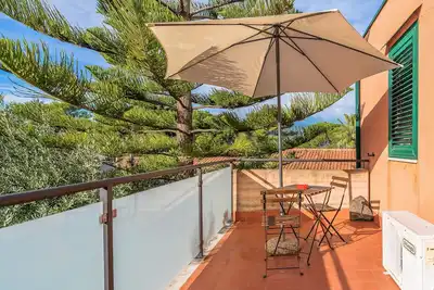 Image de Appartement \"Les Calanques Audeandeb\" avec vue sur mer, terrasse privée et piscine partagée.