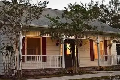 Image de Historic home in downtown / walking distance to restaurants and local breweries