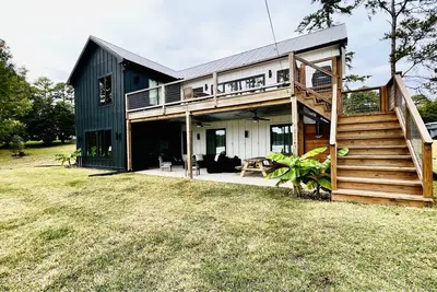 Image de Deep water, main lake view, large boathouse!