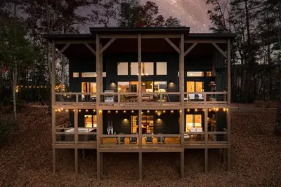 Image de Spectacular Views - Golden Tee - Shuffle Board - Hot Tub - 4 King Rooms