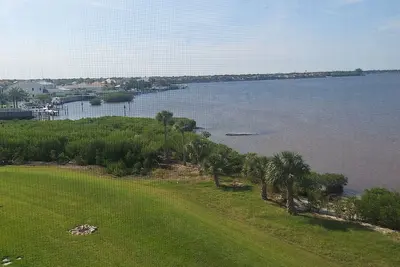 Image de Beautiful Waterfront Condo