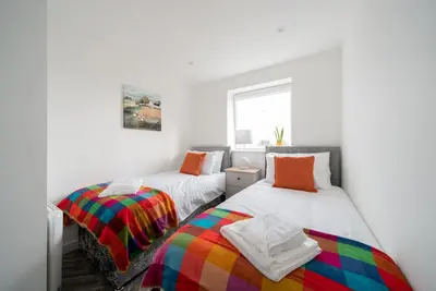 Image de 2 bed apartment minutes from beach