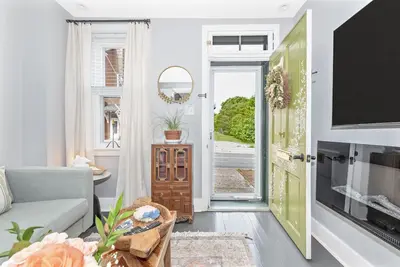 Image de Rare Find! Boutique Style Townhouse on the Creek!