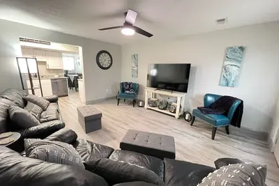 Image de 1st Floor Completely Remodeled, Pets Welcome! ! ! King & Queen Beds, W/D in Unit. ,