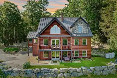 Image de Stunning Lake Views + Fall Colors @ Gunstock - 4 Br Sleeps 10, Dog-Friendly Home