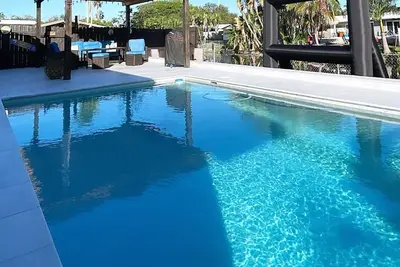 Image de Modern lakeside pool home near hardrock and fll airport