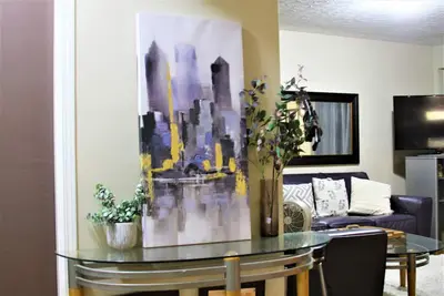 Image de In the popular Beltline area with bars, restaurants, and grocery store aroundl