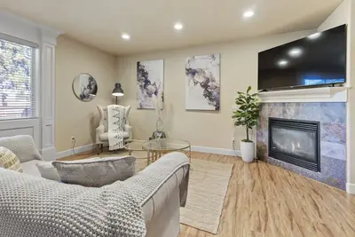 Image de King Bed, new comfortable 4 bedroom home in Vancouver