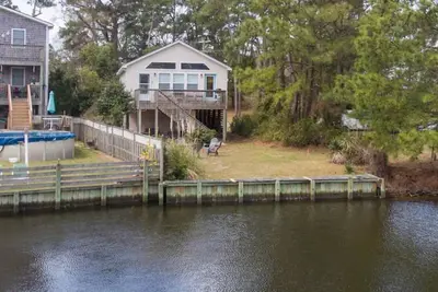 Image de Canal Front Cottage short drive to the beach - Family and Pet Friendly!