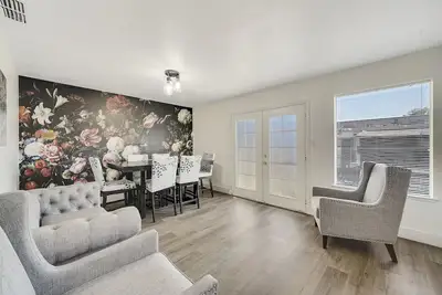 Image de Cozy Remodeled Home close to main freeways and marina!