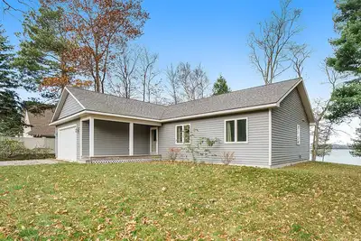 Image de Enchanting lakefront home with firepit, patio, grill & washer/dryer