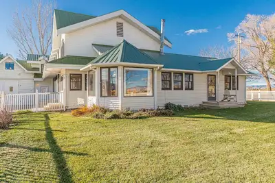 Image de Shady Acres: Two Living Areas & Book Collection!