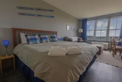 Image de Es 224: Winter Escape with Free Locker Access – Prime Village Spot