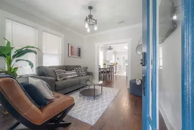 Image de Historic Bungalow Close to Downtown and Attractions