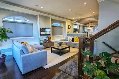 Image de Spacious House with New Furniture - Close to Airport/Marine Gateway/Ubc/downtown