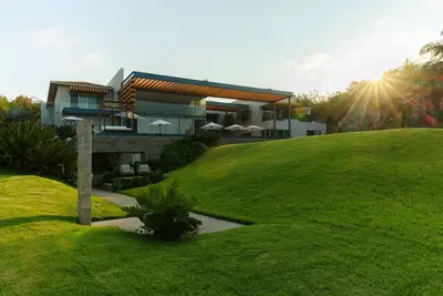 Image de Casa Brisa in Kupuri by Mita Residential. Full Staff, Beachfront, Pool, Yoga Room, Gym