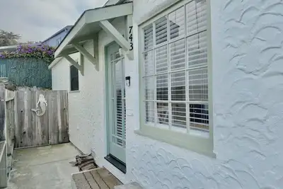 Image de Mermaids & Moonlight By The Sea \n1 Minute walk to the Beach\nLicense #0447\n\n