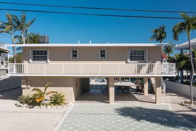 Image de Beautiful Venetian Shores canal home with dockage!  