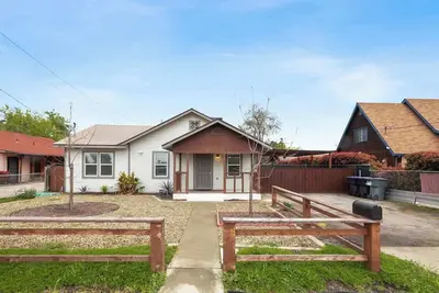 Image de The Jetsetter in Dt Visalia with Firepit