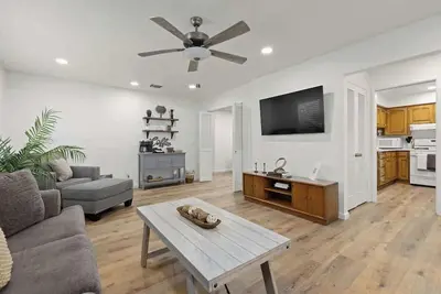 Image de Cali Home Base near Nas w/Game Room