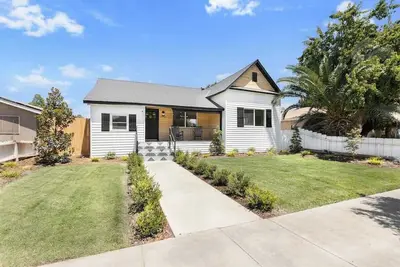 Image de Walk Dt Exeter, Drive to Sequoia - School House