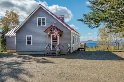 Image de A Lookout at 'The Overlook' - Fall in love with this Rangeley cabin!