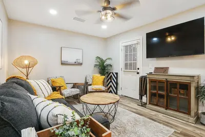 Image de The Sequoia Stunner: Exeters Rocky Hill Retreat