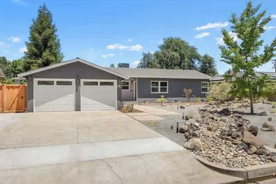 Image de Visalia Family Home W/ Ev Charger, Bbq Grill, & Backyard Games
