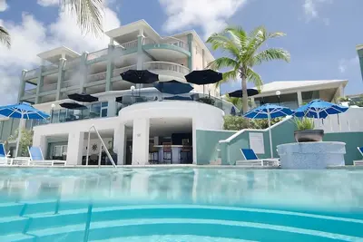 Image de Your Home Far Away From Home! Outdoor Pool, Free Parking, Near Southlands!