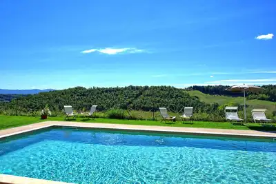 Image de Appartement avec piscine, climatisation, Wifi, Tv, vue panoramique, parking, près de San Gimignano