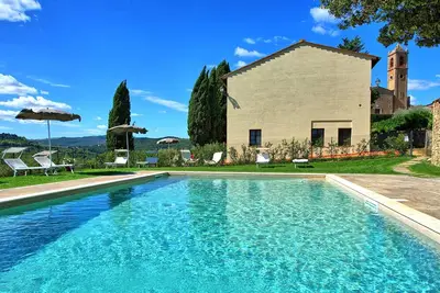Image de Appartement avec climatisation, piscine, Wifi, Tv, vue panoramique, parking, près de San Gimignano