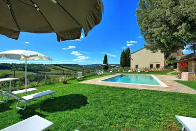 Image de Appartement avec climatisation, Wifi, piscine, vue panoramique, parking, près de San Gimignano