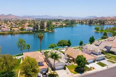 Image de Lovely Lakehouse with Indoor Spa Tub Suite and Stunning Views