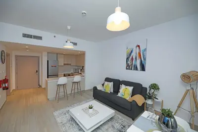 Image de Stunning 2 bedroom apartment with partial water views.