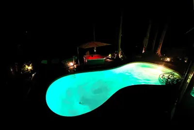 Image de Fully AirConditioned Resort Style home living w/Hottub, outdoor shower and  pool.