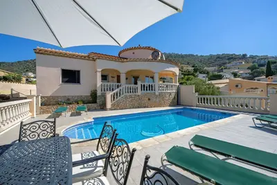 Image de Villa classique avec vue sur la mer et piscine